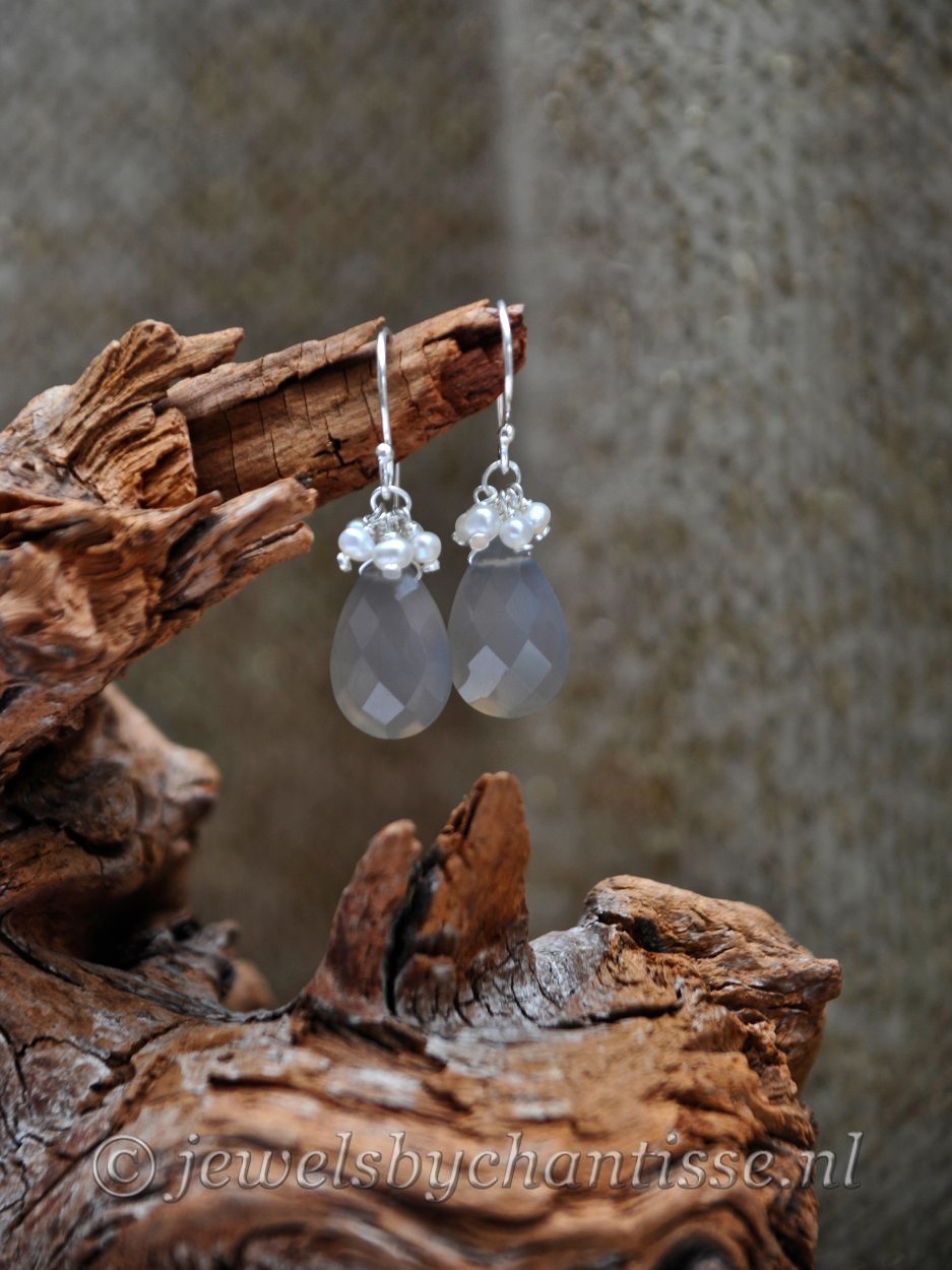 Zilveren Grijze Chalcedoon Oorbellen met Pareltjes