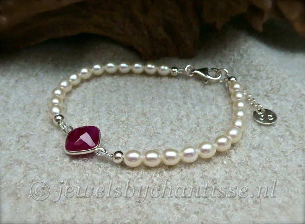 Zilveren Parelarmband met Robijn