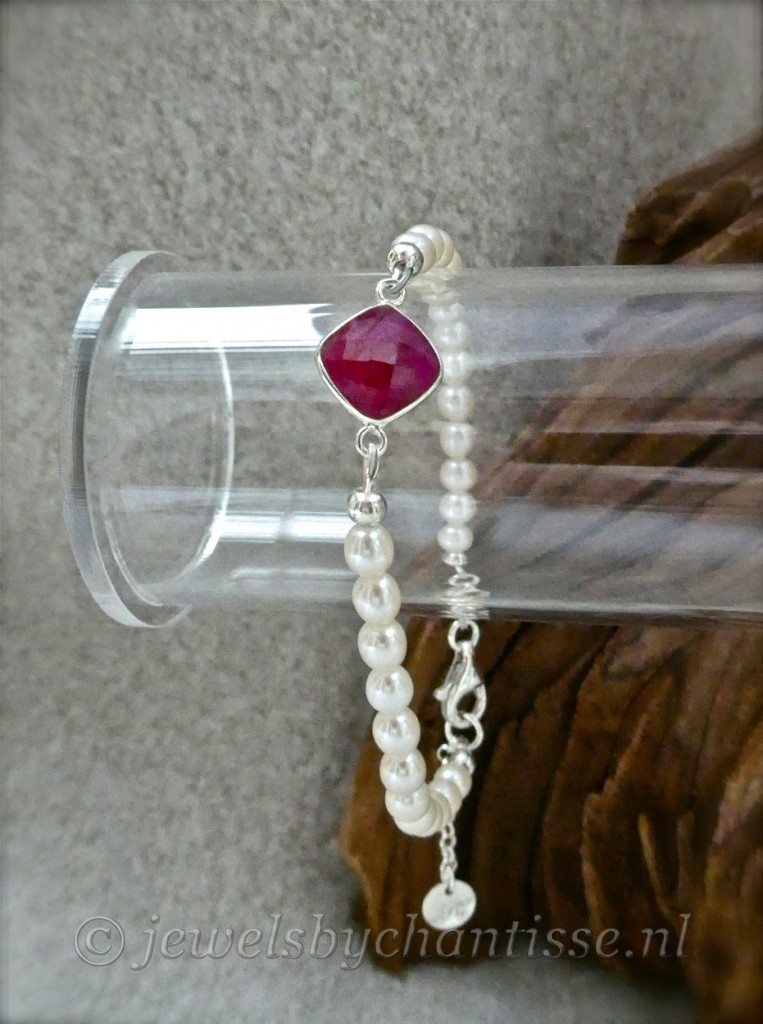 Zilveren Parelarmband met Robijn