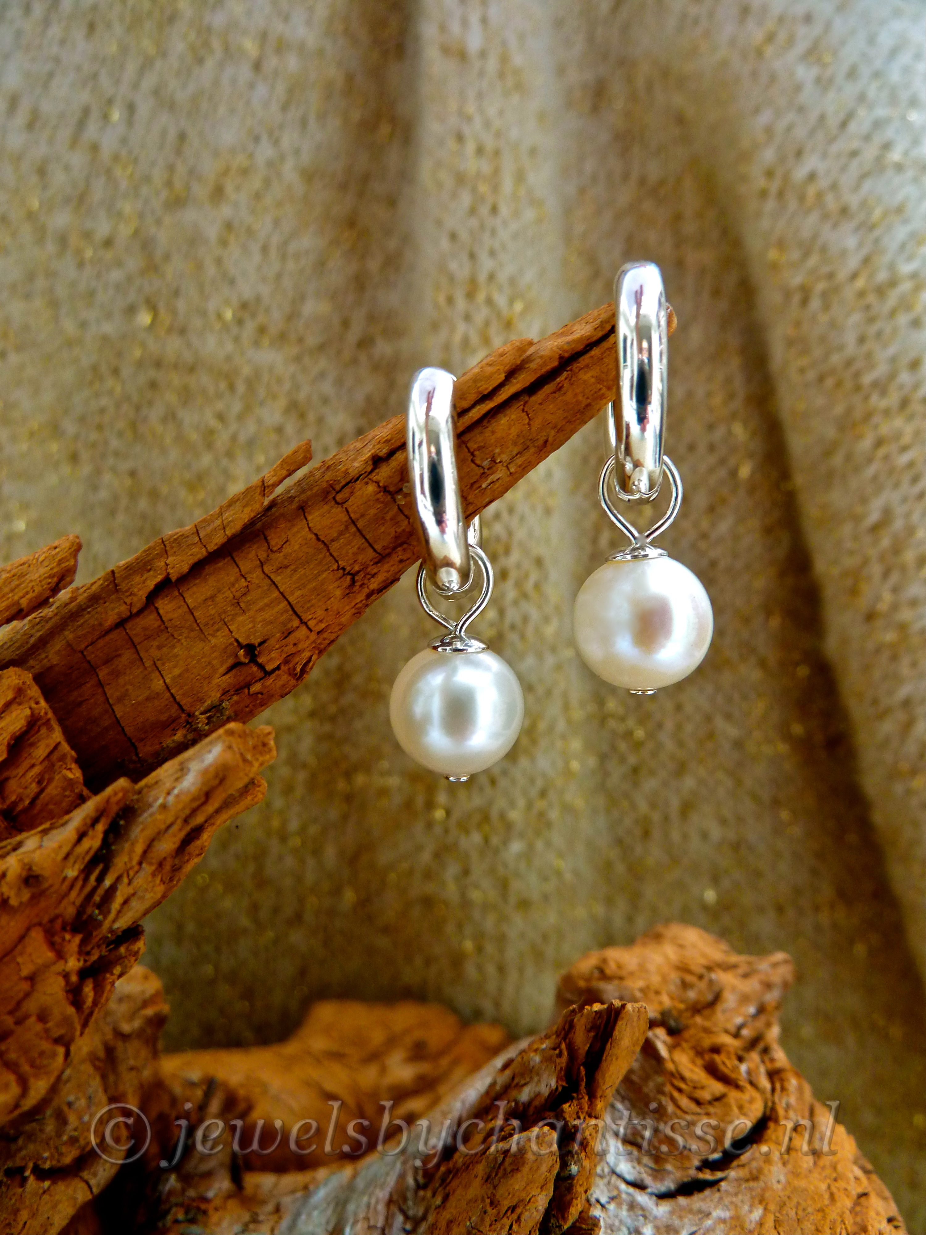 Zilveren Creolen met Witte Zoetwaterparels