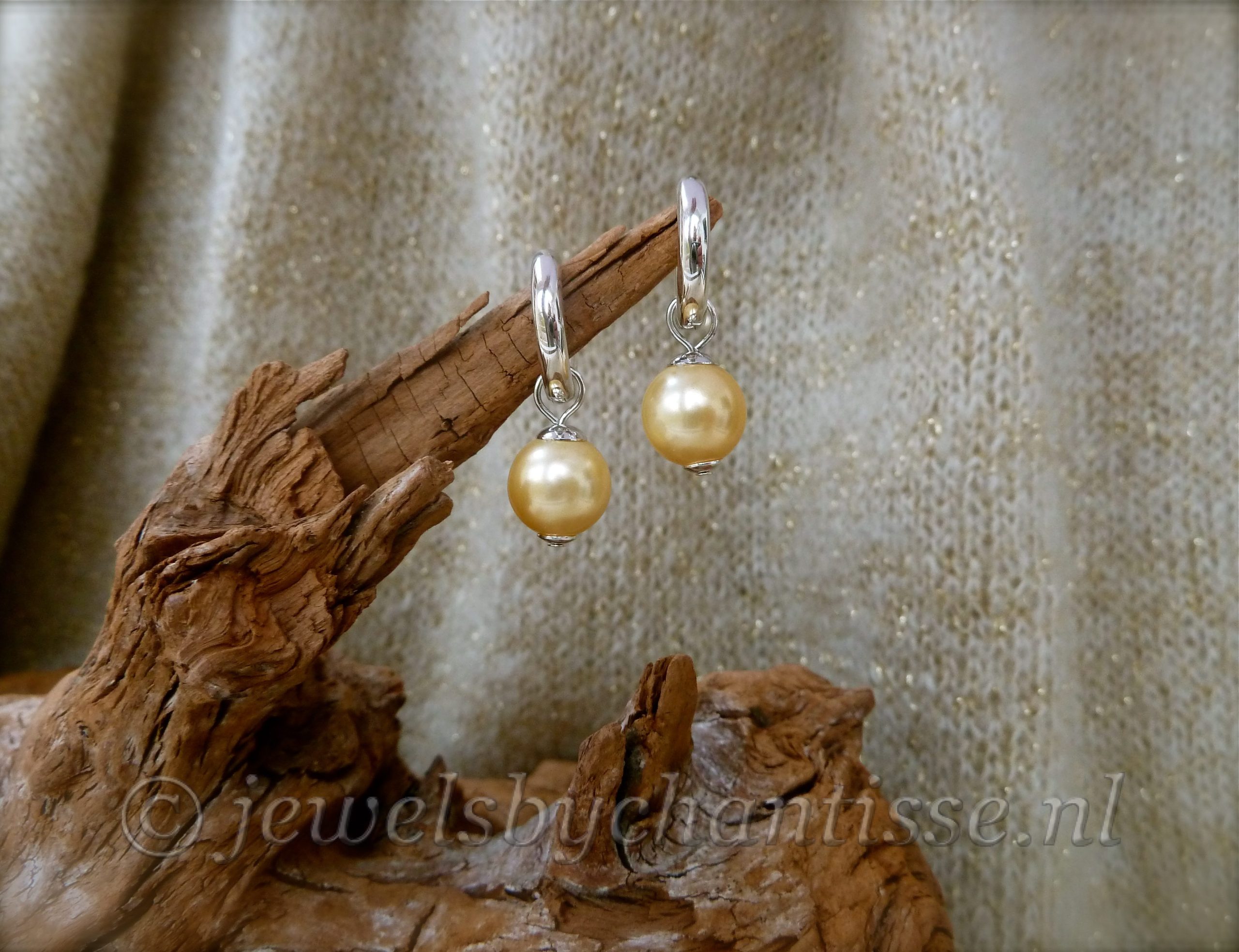 Zilveren Creolen met Gele Seashell Parels