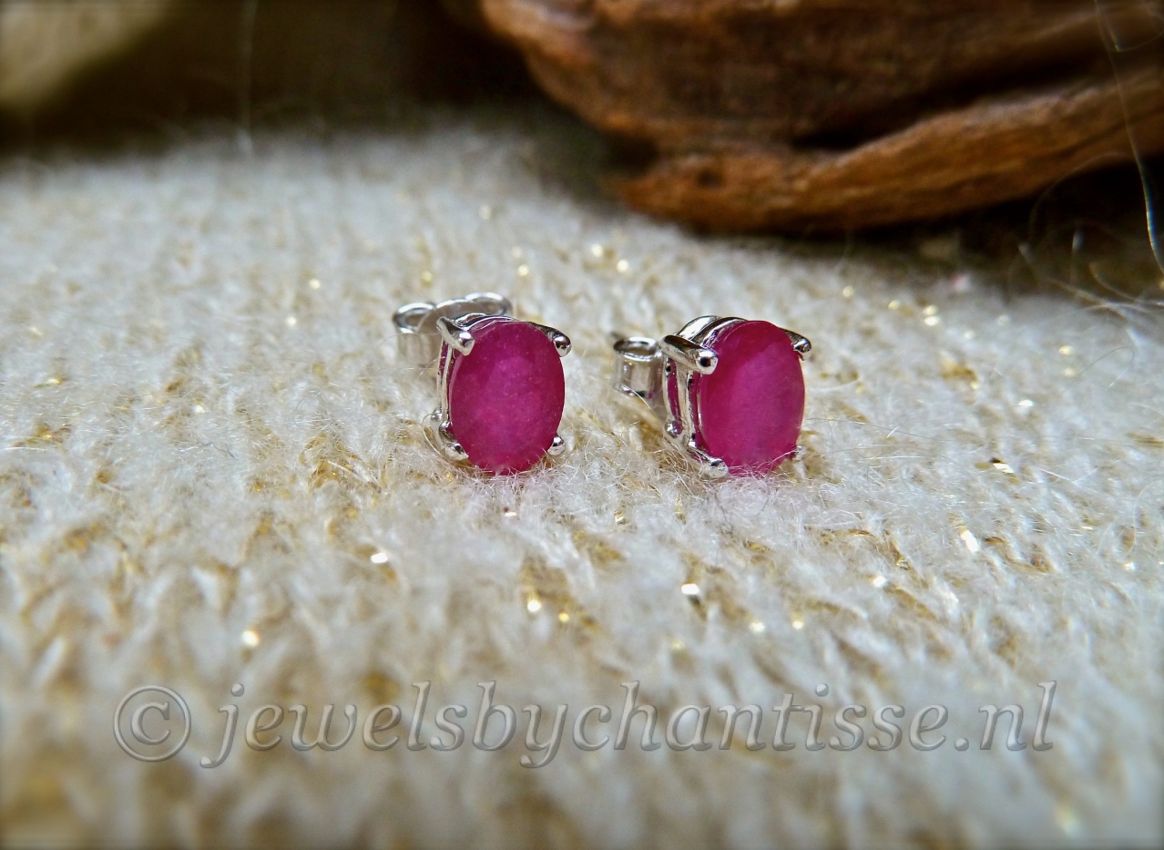 Zilveren Oorstekers met Robijn
