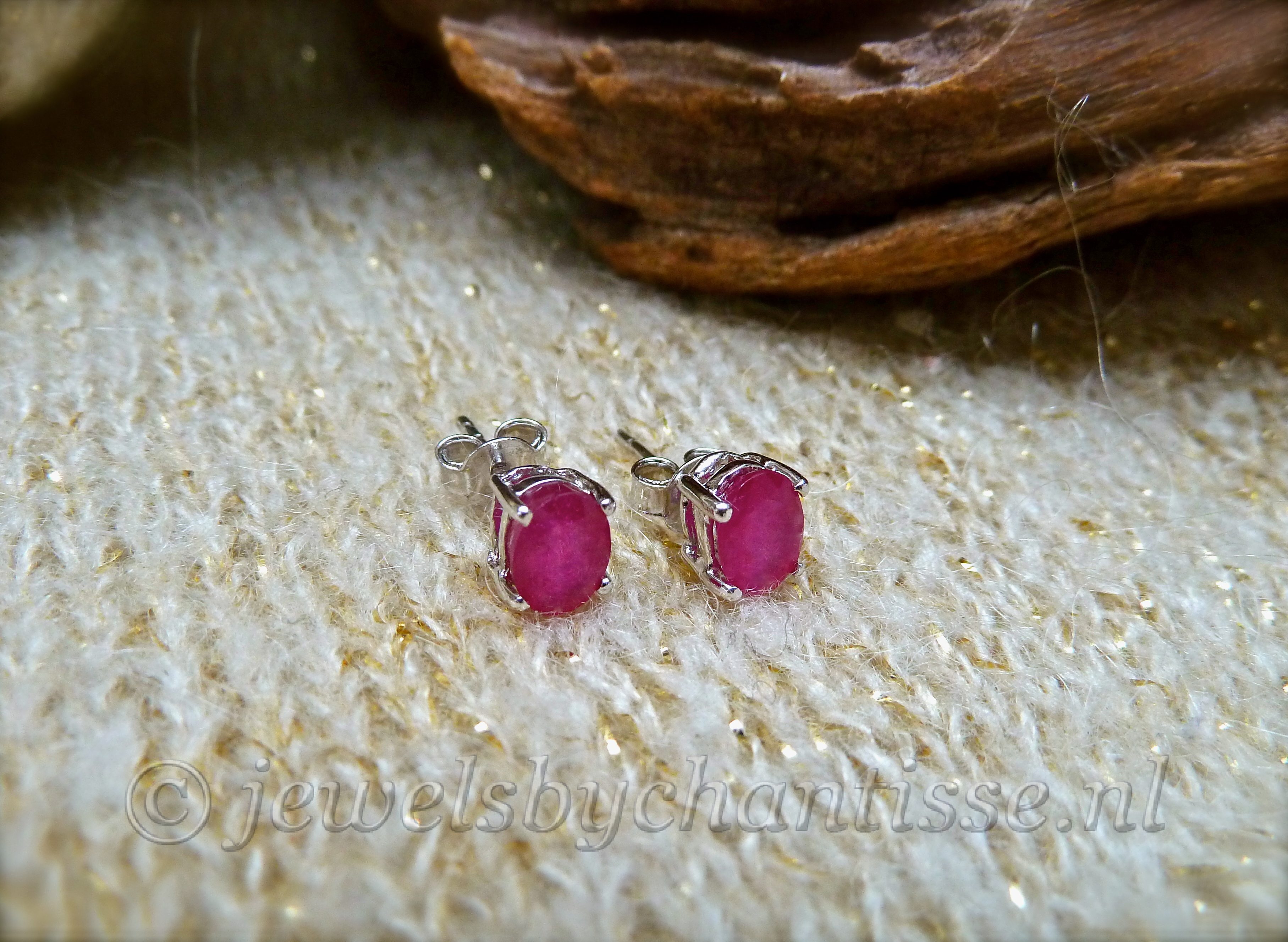 Zilveren Robijnen Oorstekers met Barokparels 2 Zilveren Robijnen Oorstekers met Barokparels