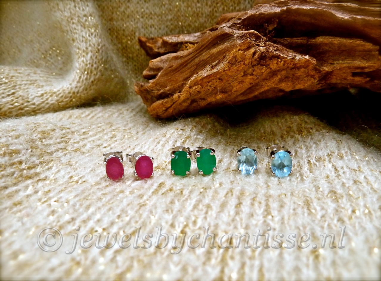 Zilveren Oorstekers met Robijn