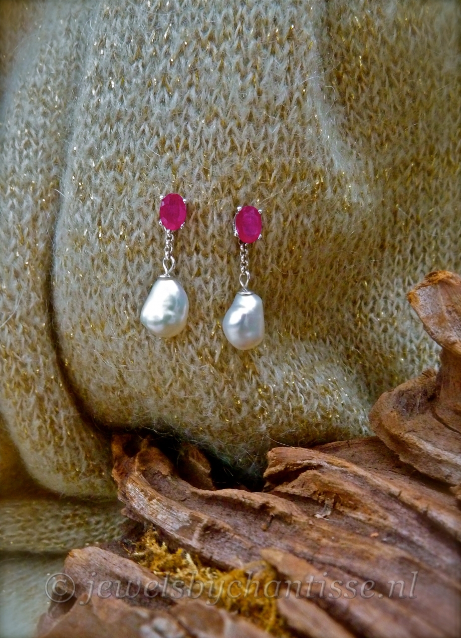 Zilveren Robijn Oorstekers met Barokparels