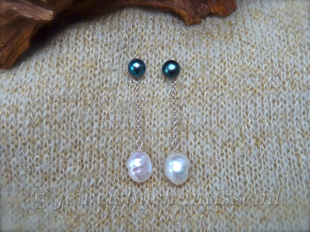 Zwarte Pareloorbellen met Barokparels 2 Zwarte Pareloorbellen met Barokparels