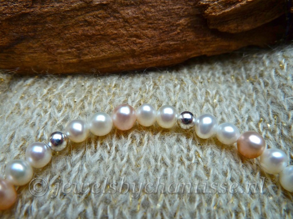 Parelarmbandje met Witte en Zalmpareltjes 3 Parelarmbandje met Witte en Zalmpareltjes