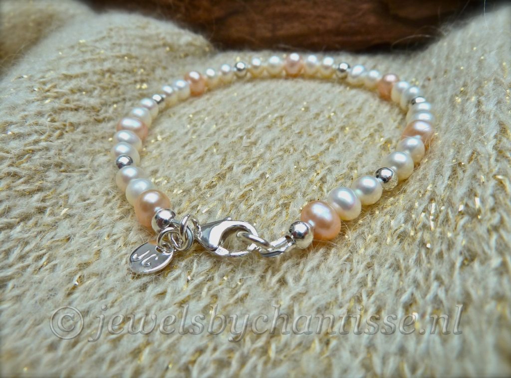 Parelarmbandje met Witte en Zalmpareltjes 2 Parelarmbandje met Witte en Zalmpareltjes