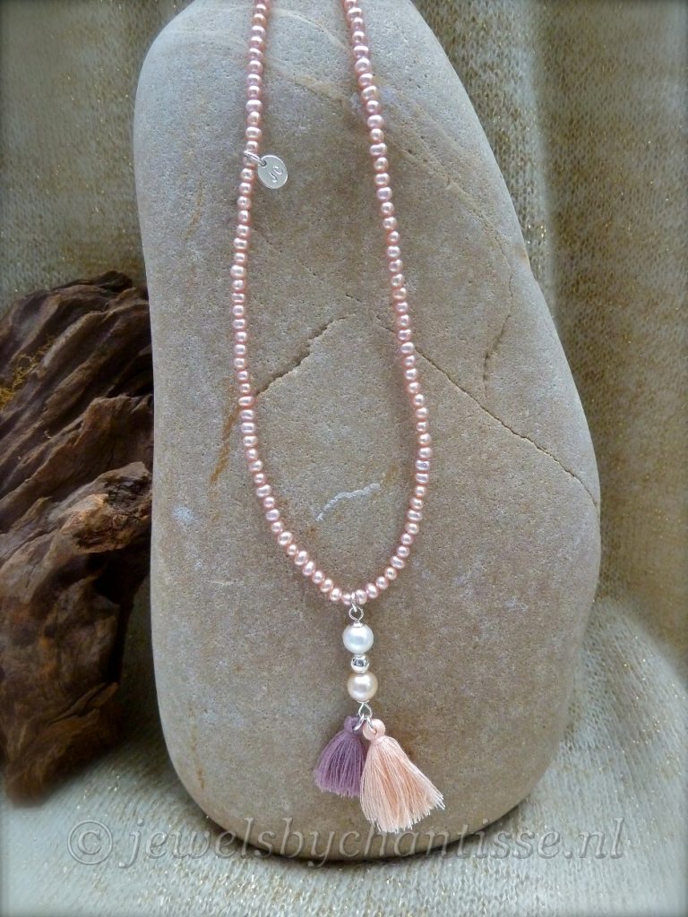 Lange Parelketting met Kwastjes 2 Lange Parelketting met Kwastjes