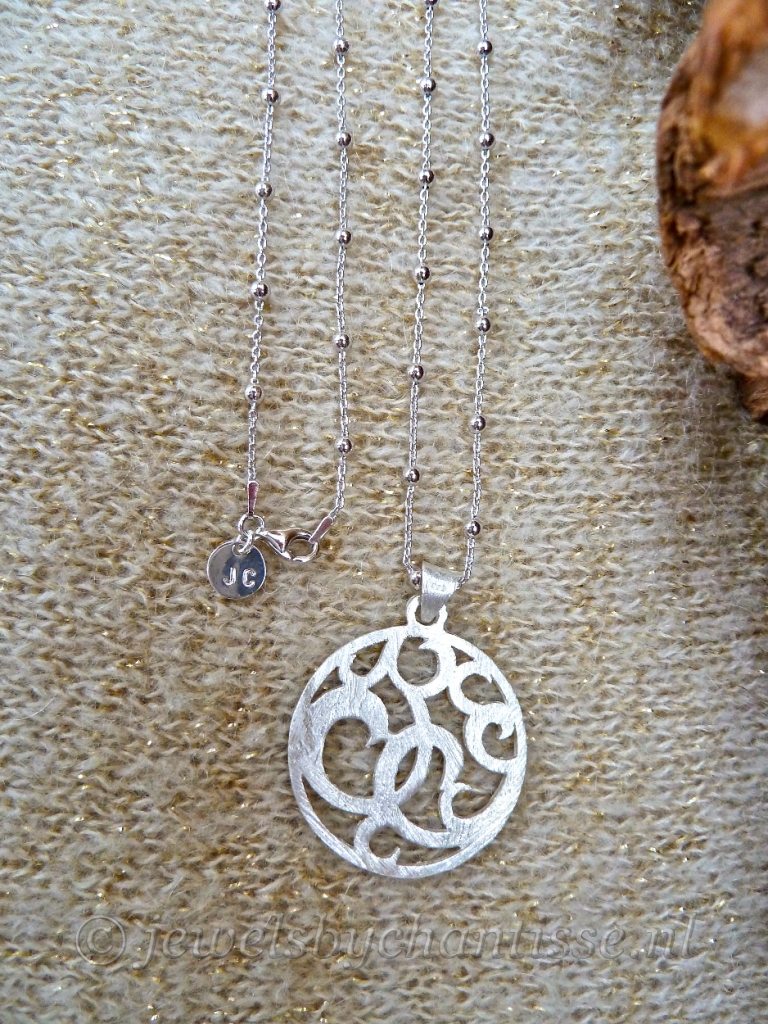 Bolletjesketting met Gesmeed Ornament