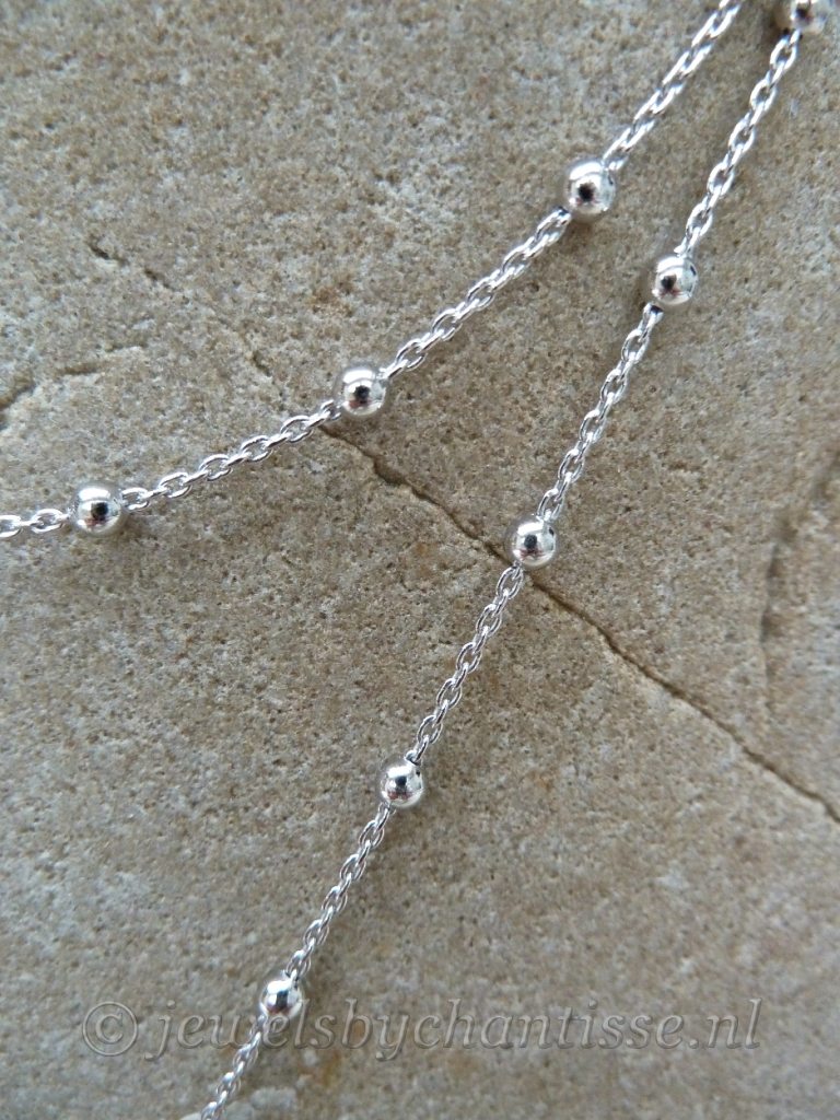 Bolletjesketting met Gesmeed Ornament