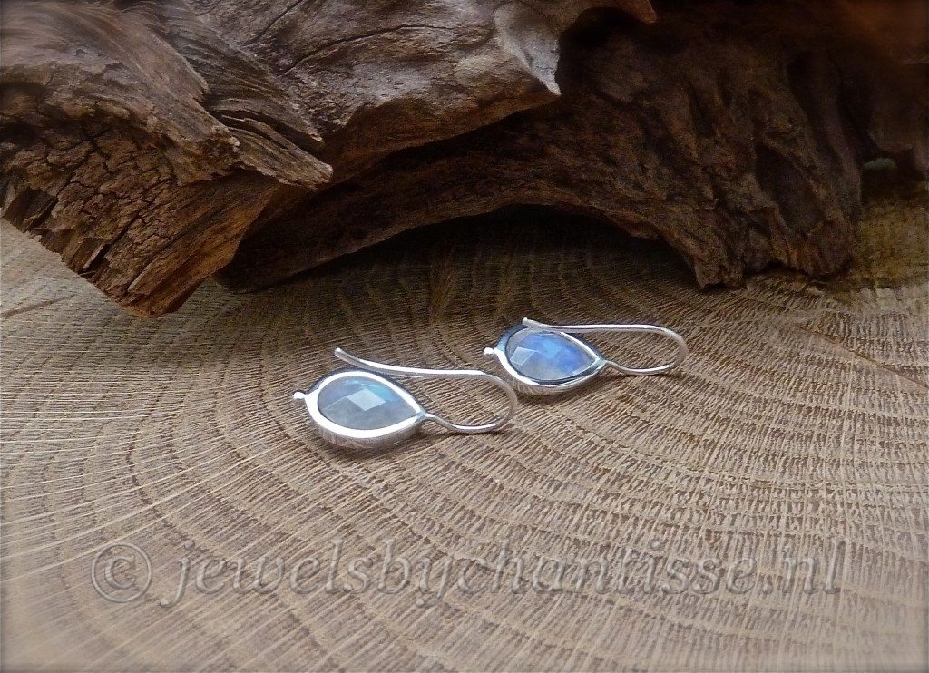 Zilveren Oorbellen met Maansteen