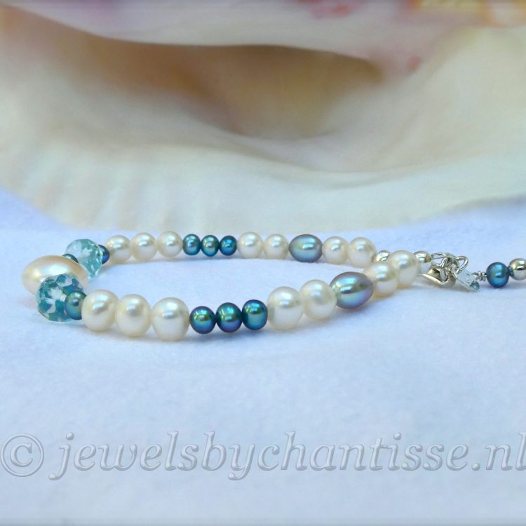 Zilveren Parelarmband met Aquaparels