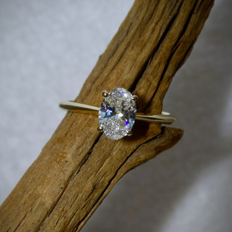 Geelgouden Solitair Ring met Ovale Brilliant