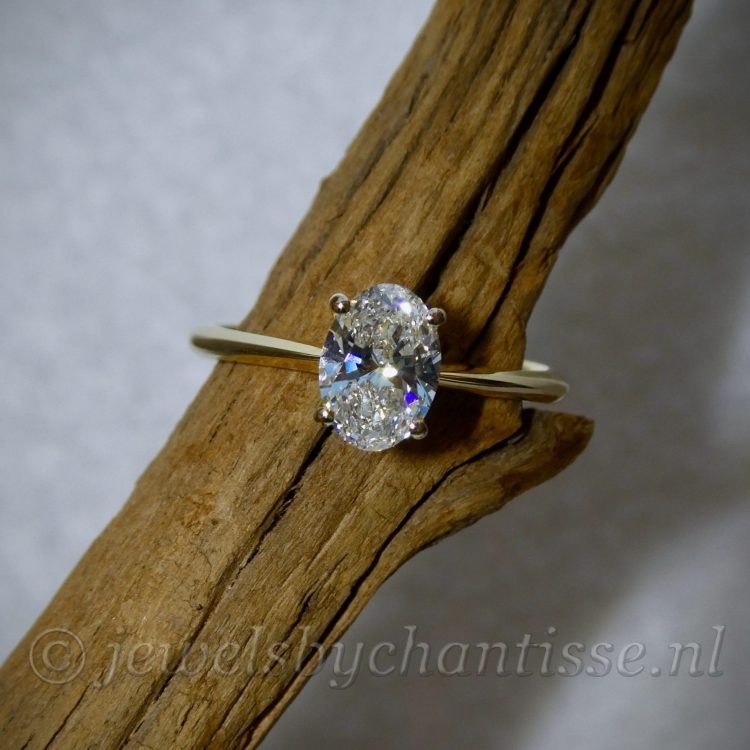 Geelgouden Solitair Ring met Ovale Brilliant