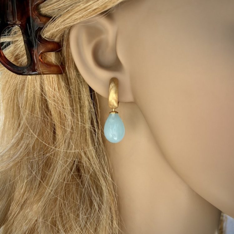 Vergulde Oorbellen met Lichtblauw Bohemian Quartz Glas